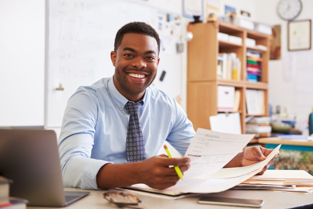 Retrato de un profesor afroamericano trabajando en un escritorio