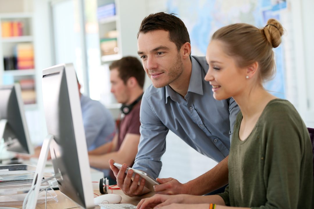 Chica estudiante con entrenador trabajando con ordenador y tablet