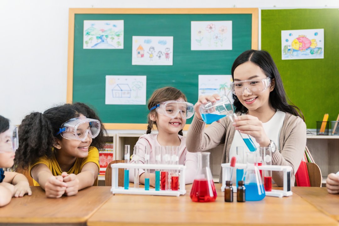 Diversidad niños haciendo un experimento químico en el laboratorio en la escuela. Retrato de niños felices en la escuela primaria aprendiendo ciencia química con profesor asiático. Diversión estudio de vuelta al concepto de la escuela.