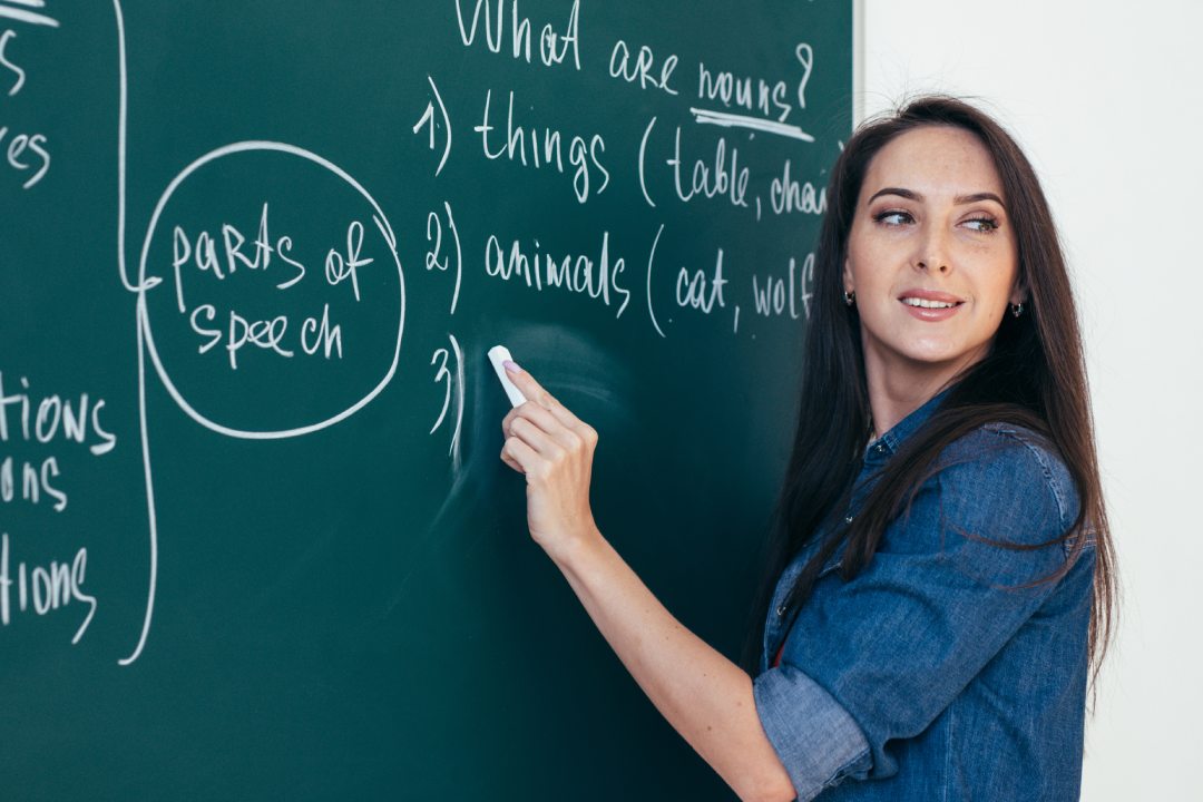 Profesor de inglés en un aula