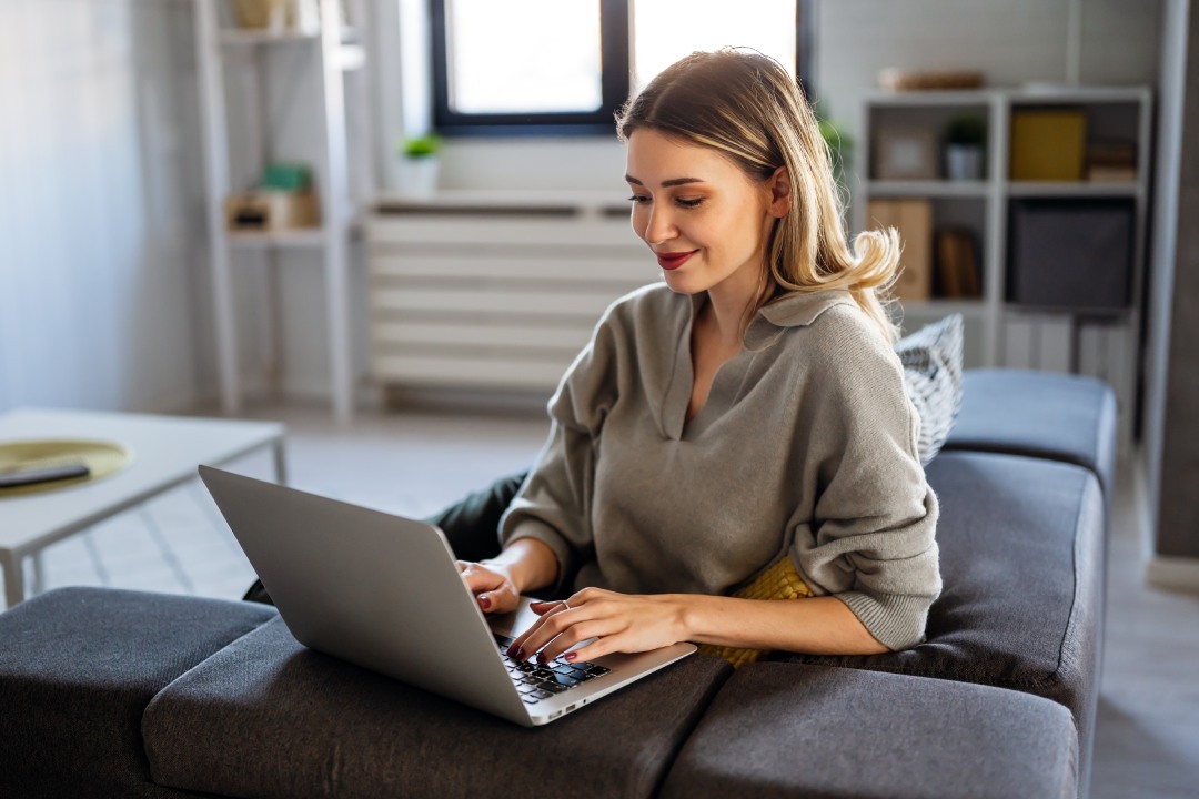 Exitosa mujer freelance está trabajando en un nuevo proyecto en la computadora portátil. Concepto de gente de negocios.