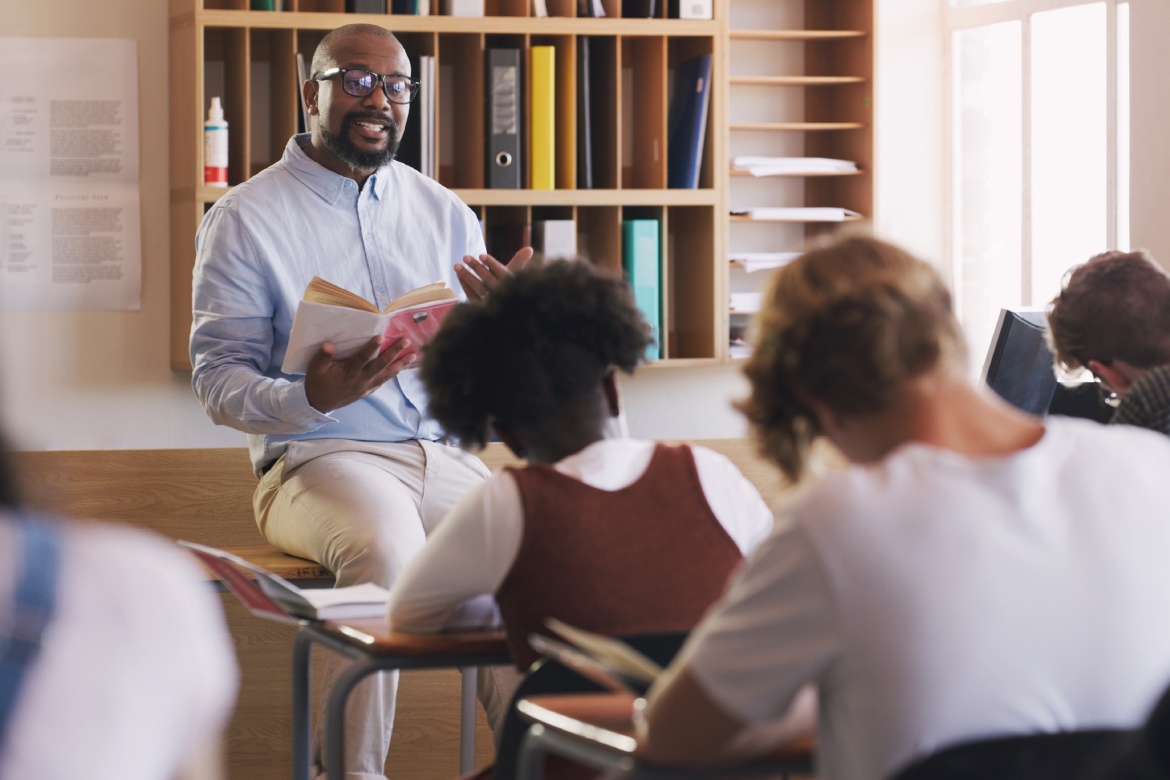 Profesor, presentación y examen con aprendizaje, ayuda y apoyo para la educación y el conocimiento. Hombre, adolescente y aula con escuela, examen y desarrollo de secundaria para el crecimiento futuro para la escritura.