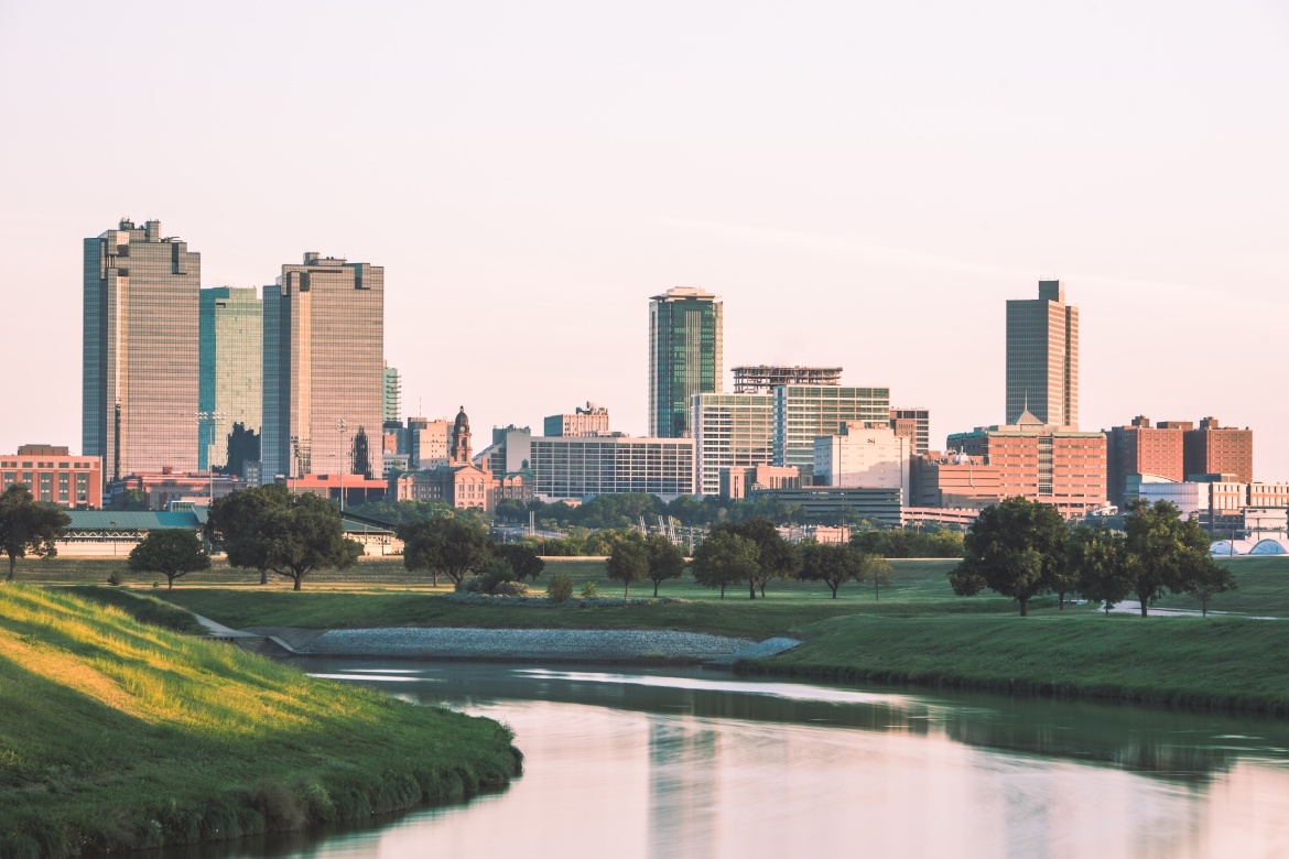 Horizonte de Fort Worth con el río Trinity