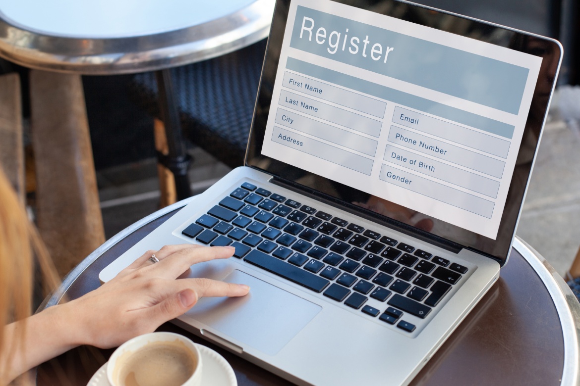 Regístrate con el formulario de inscripción online, registra un nuevo usuario, rellenando el formulario con datos personales para crear una cuenta en el sitio web.